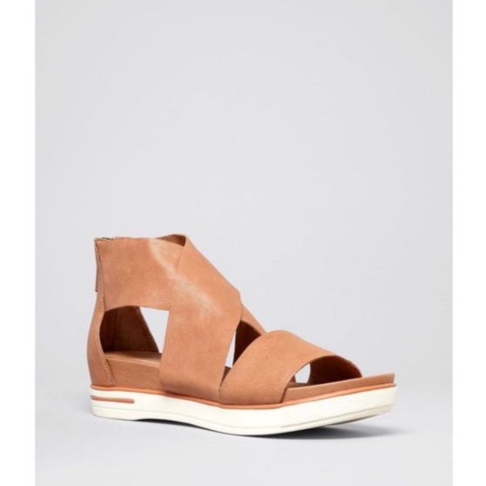 NWT EILEEN FISHER Sport Sandals in Camel Tumbled Leather